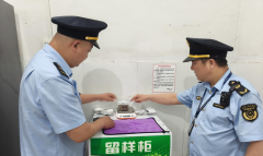 法律人员深切食堂操做间、食材储存间、餐饮具