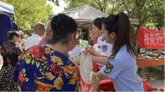 法律人员对集市的食物摊贩进行详尽